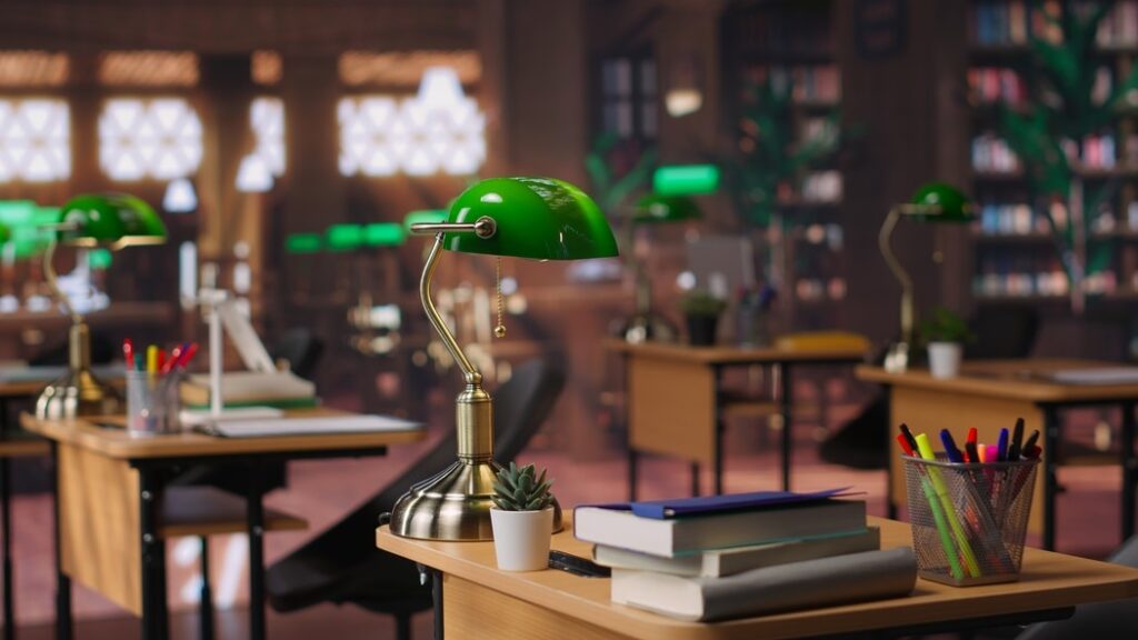 Sala de aula clássica de franquia educacional com luminária vintage, livros e materiais escolares organizados sobre a mesa