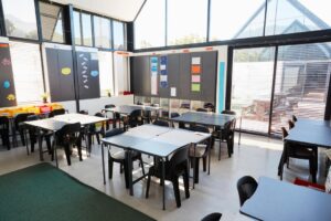 Sala de aula ampla e bem estruturada de unidade de franquias de educação, refletindo a infraestrutura do setor educacional.
