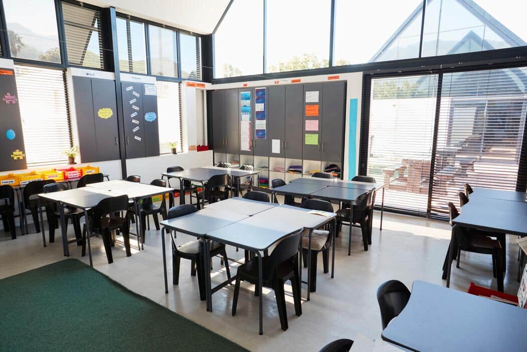 Sala de aula ampla e bem estruturada de unidade de franquias de educação, refletindo a infraestrutura do setor educacional.